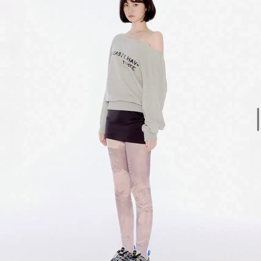 [BUNJANG] ILLIT Off-Shoulder Sweatshirt / [1번입은 새제품무방] 정가 7만5천원 유희  아일릿 오프숄더 맨투맨