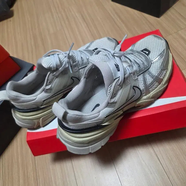 [BUNJANG] Nike V2k Sneakers / 나이키 v2k 235사이즈