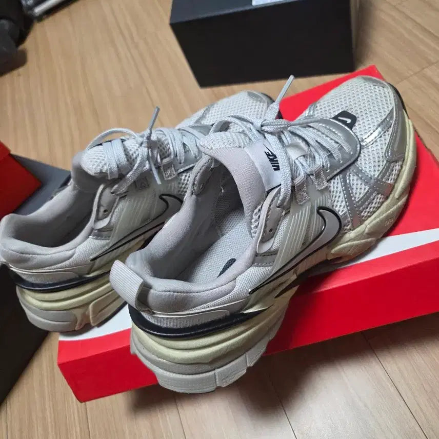 [BUNJANG] Nike V2k Sneakers / 나이키 v2k 235사이즈