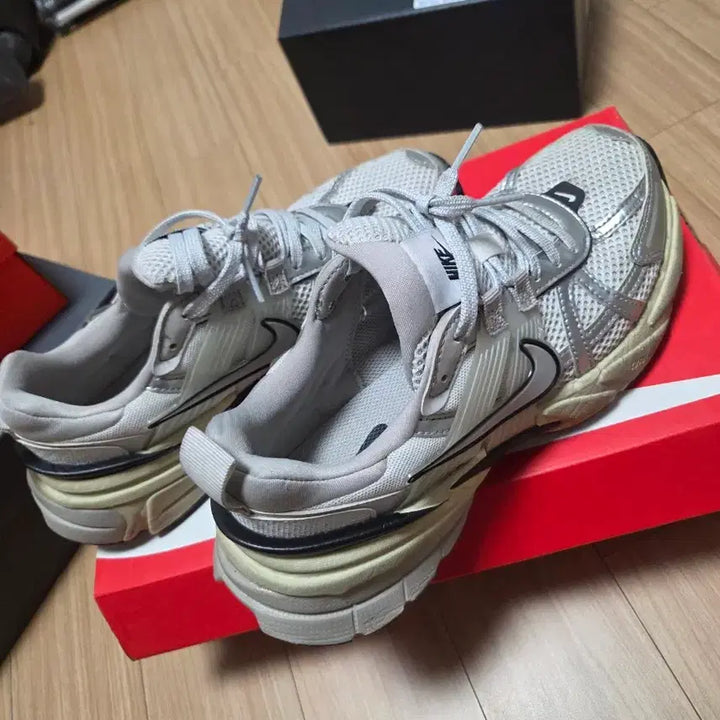 [BUNJANG] Nike V2k Sneakers / 나이키 v2k 235사이즈