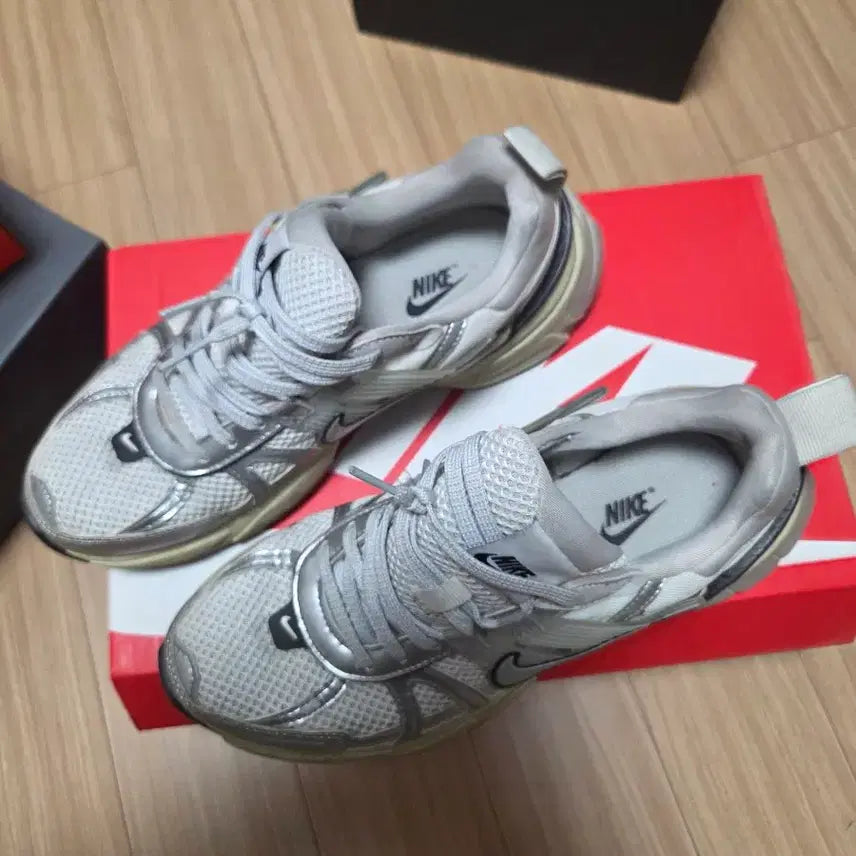 [BUNJANG] Nike V2k Sneakers / 나이키 v2k 235사이즈