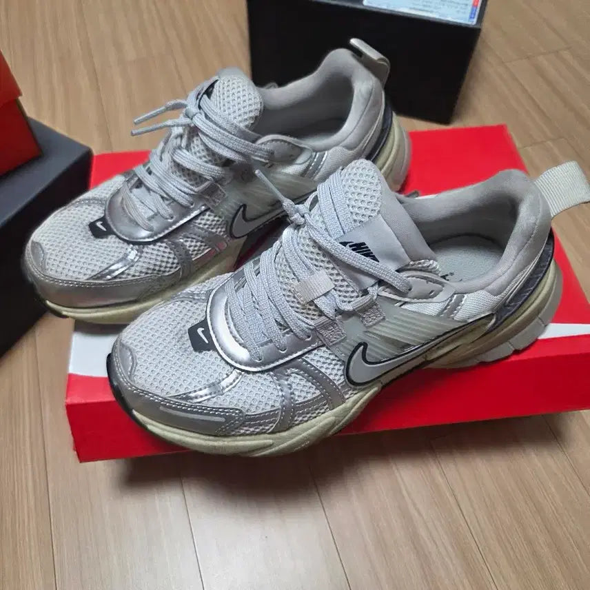 [BUNJANG] Nike V2k Sneakers / 나이키 v2k 235사이즈