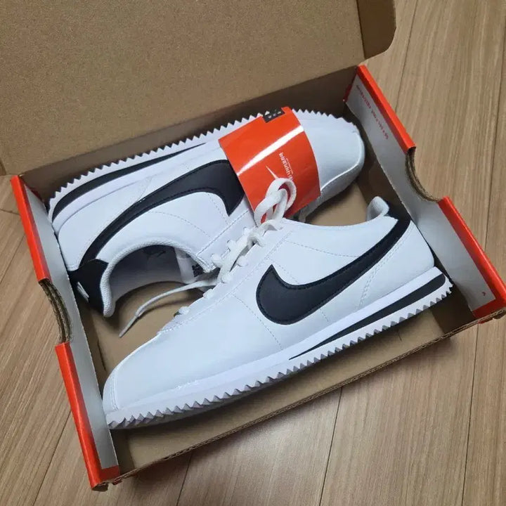 [BUNJANG] Nike Cortez White and Black Sneakers 235mm / 나이키 코르테즈 흰검 새상품 235