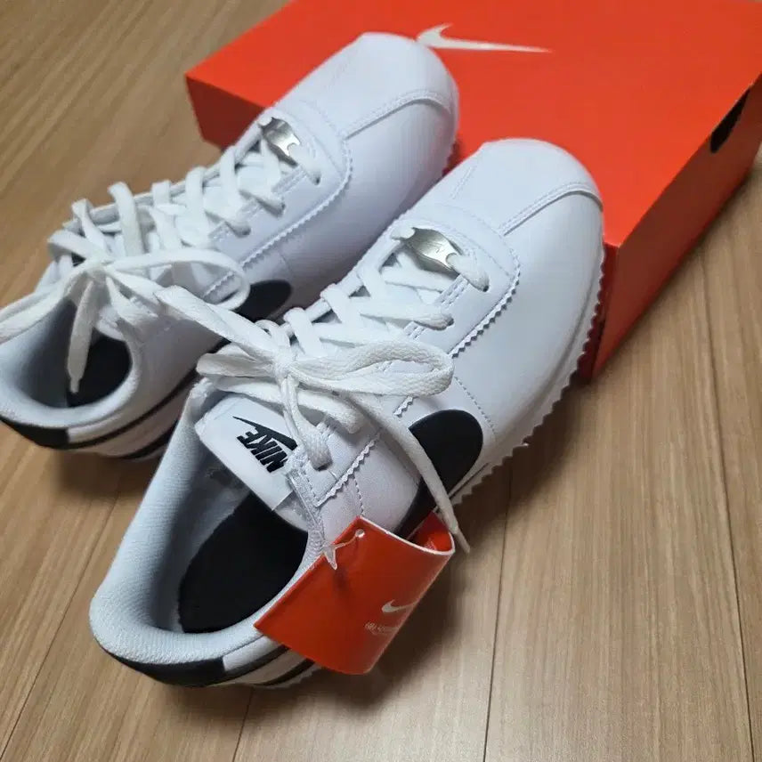 [BUNJANG] Nike Cortez White and Black Sneakers 235mm / 나이키 코르테즈 흰검 새상품 235