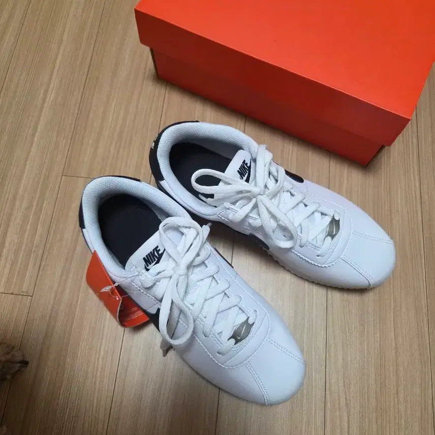 [BUNJANG] Nike Cortez White and Black Sneakers 235mm / 나이키 코르테즈 흰검 새상품 235