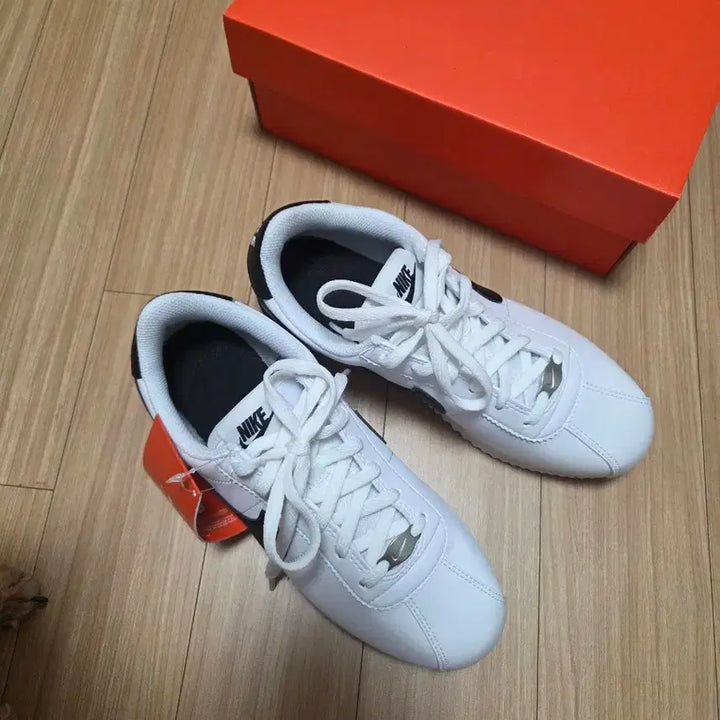 [BUNJANG] Nike Cortez White and Black Sneakers 235mm / 나이키 코르테즈 흰검 새상품 235