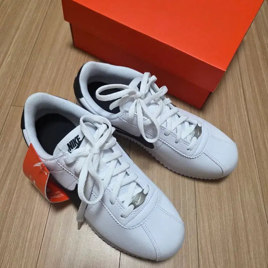 [BUNJANG] Nike Cortez White and Black Sneakers 235mm / 나이키 코르테즈 흰검 새상품 235