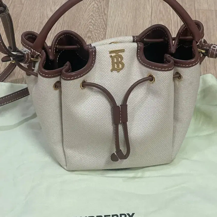 [BUNJANG] Burberry Canvas Leather Trim Shoulder Bucket Bag / 버버리 캔버스 가죽 숄더 버킷백