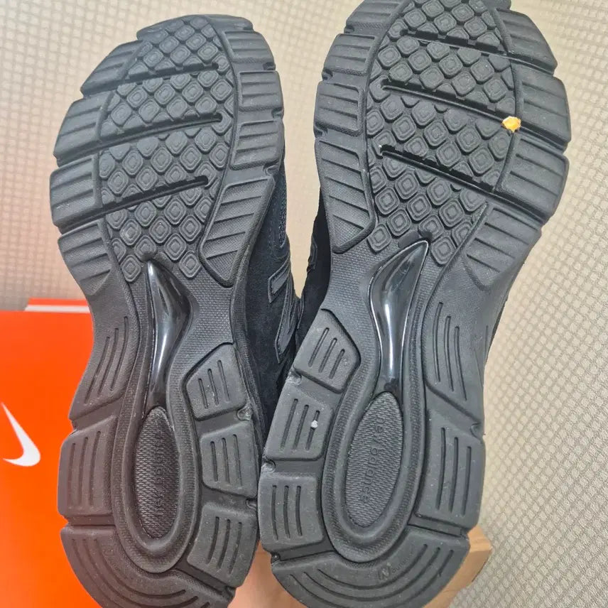 [SOLD OUT] 뉴발란스 990v4 트리플블랙