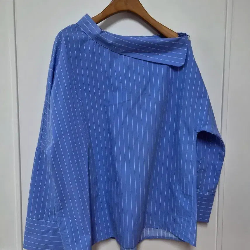 [BUNJANG] BEGREY Blue Stripe Off-Shoulder Shirt / BEGREY 블루 스트라이프 오프숄더 셔츠