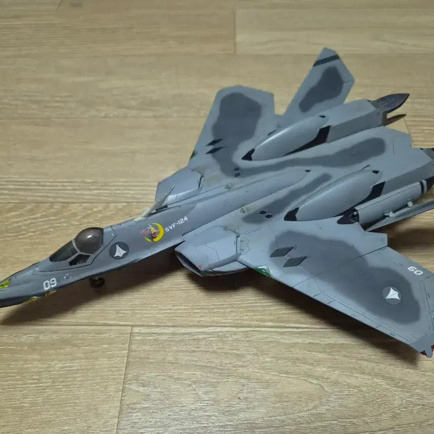 [BUNJANG] Macross 1/72 SVF-124 Moon Shooter Fighter Aircraft Kit / Macross 1/72 문슈터 SVF-124 전투기 프라모델 도색완성품