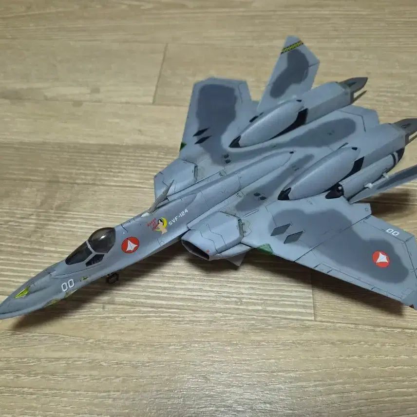 [BUNJANG] Macross 1/72 SVF-124 Valkyrie Fighter Kit - Painted / 마크로스 1/72 SVF-124 발키리 전투기 프라모델 도색완성품