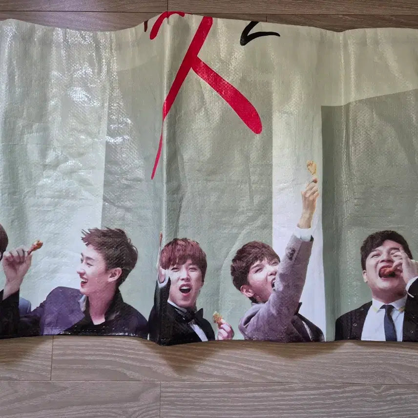 [BUNJANG] Super Junior Kyochon Picnic Mat / [슈퍼주니어]교촌 돗자리 굿즈