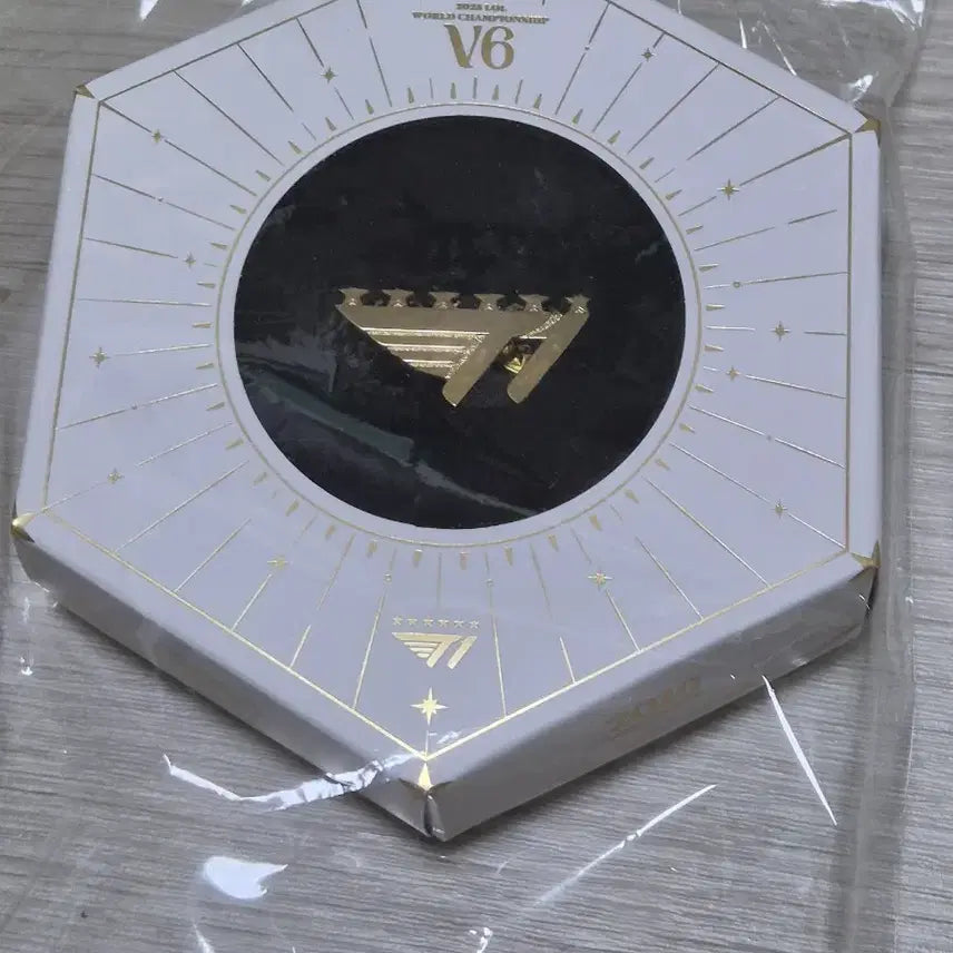 [BUNJANG] T1 Worlds V6 Commemorative Badge / T1 티원 월즈 롤드컵 6성 뱃지 미개봉