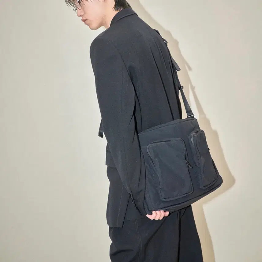 [BUNJANG] MAJI Untitled PRT Laptop Messenger Bag - Black / 마지 언타이틀 PRT 랩탑 메신저백 블랙