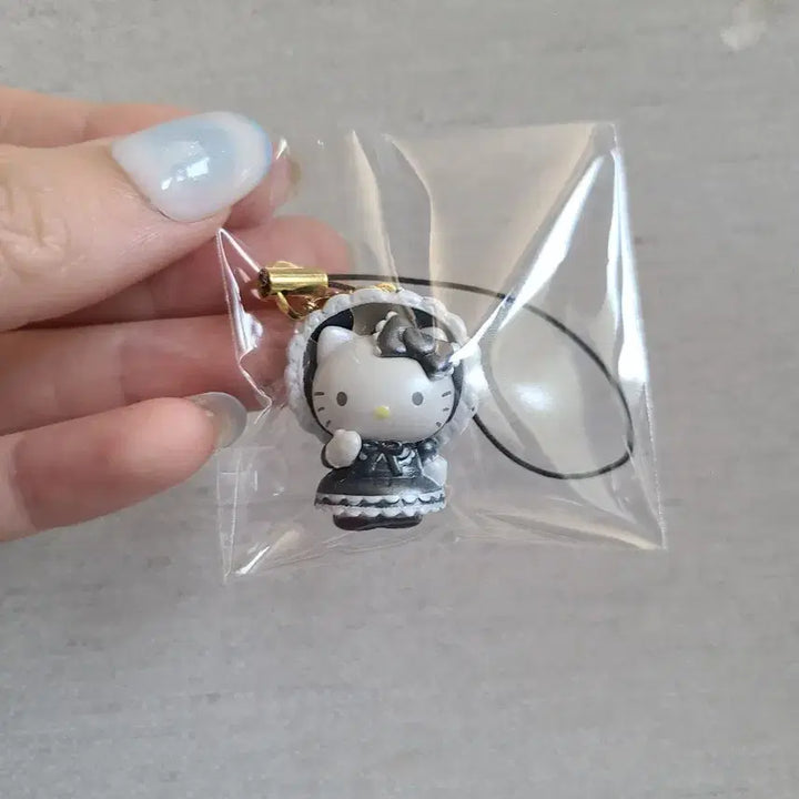 [BUNJANG] Sanrio Hello Kitty Lolita Strap / 헬로키티 로리타 스트랩 핸드폰줄 산리오