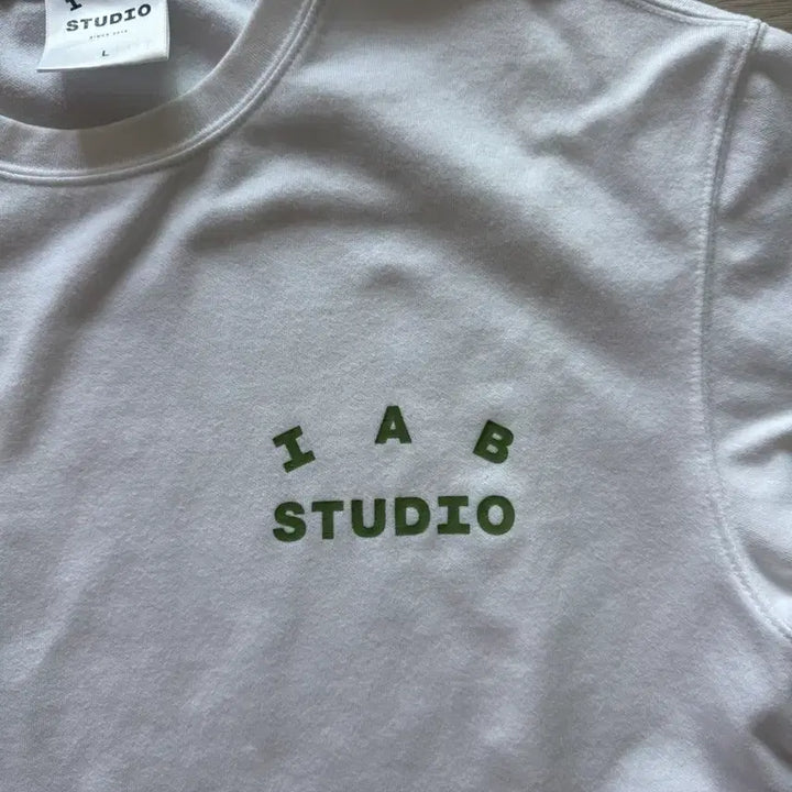 [SOLD OUT] 아이앱 스튜디오 티셔츠 화이트 라이트 그린
