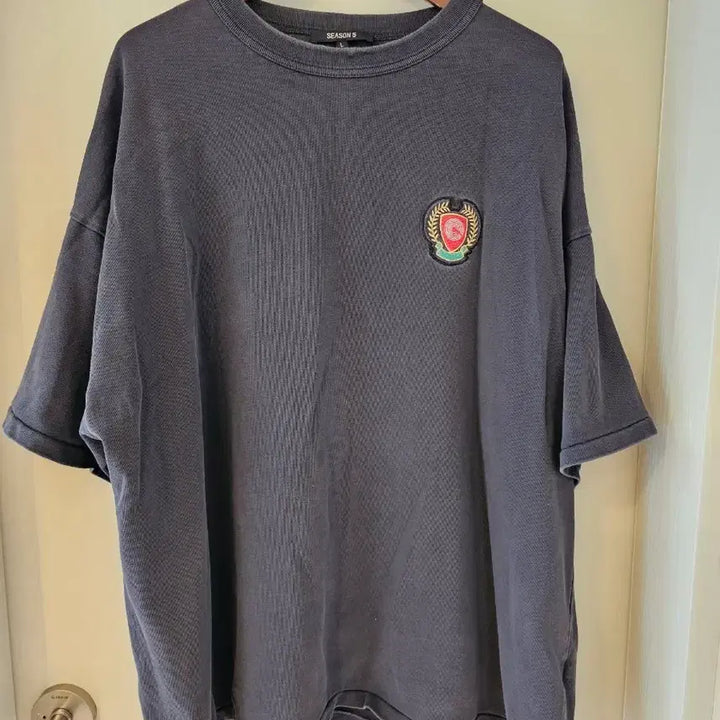 [BUNJANG] Yeezy Season 5 Calabasas Patch Logo Oversized T-Shirt / [정품] Yeezy 이지 시즌5 칼라바사스 패치 로고 오버핏 반팔 티셔츠