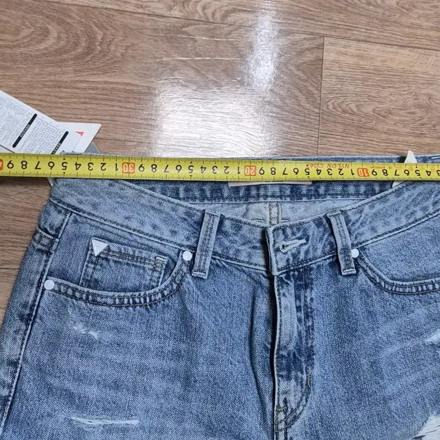 [BUNJANG] Guess Boyfriend Fit Ripped Jeans / 게스 청바지