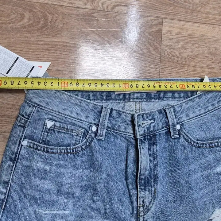 [BUNJANG] Guess Boyfriend Fit Ripped Jeans / 게스 청바지