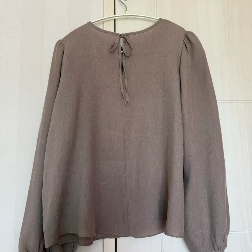 [BUNJANG] Beige Puff Sleeve Ribbon Blouse / 퍼프소매 리본 베이지 블라우스 FREE 판매합니다.