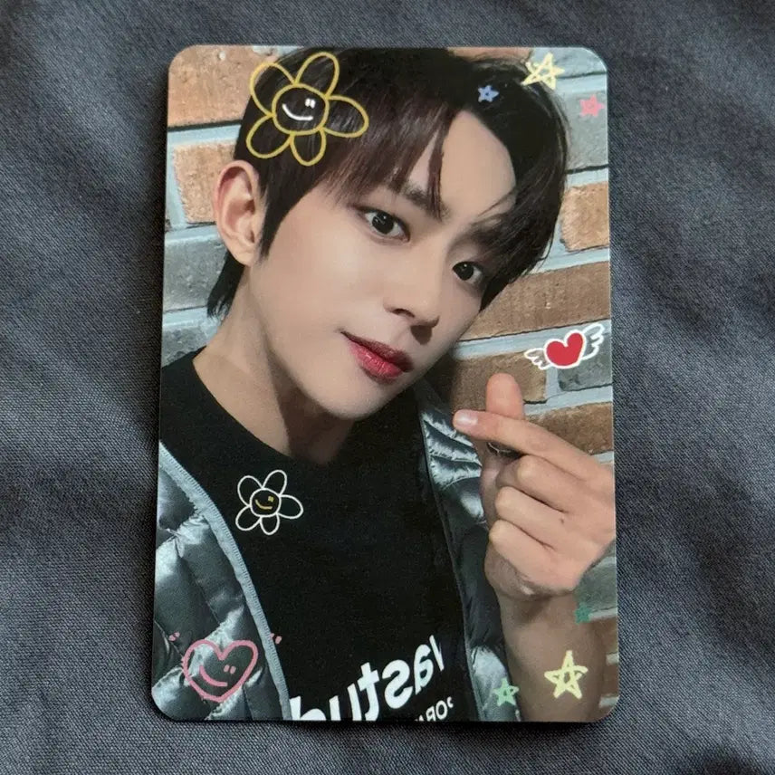 [BUNJANG] DKB D1 What The Hell K-PopS Graffiti Version POB Photocard / 다크비 디원 왓더헬 케이앤팝스 낙서 버전 미공포 특전 포카