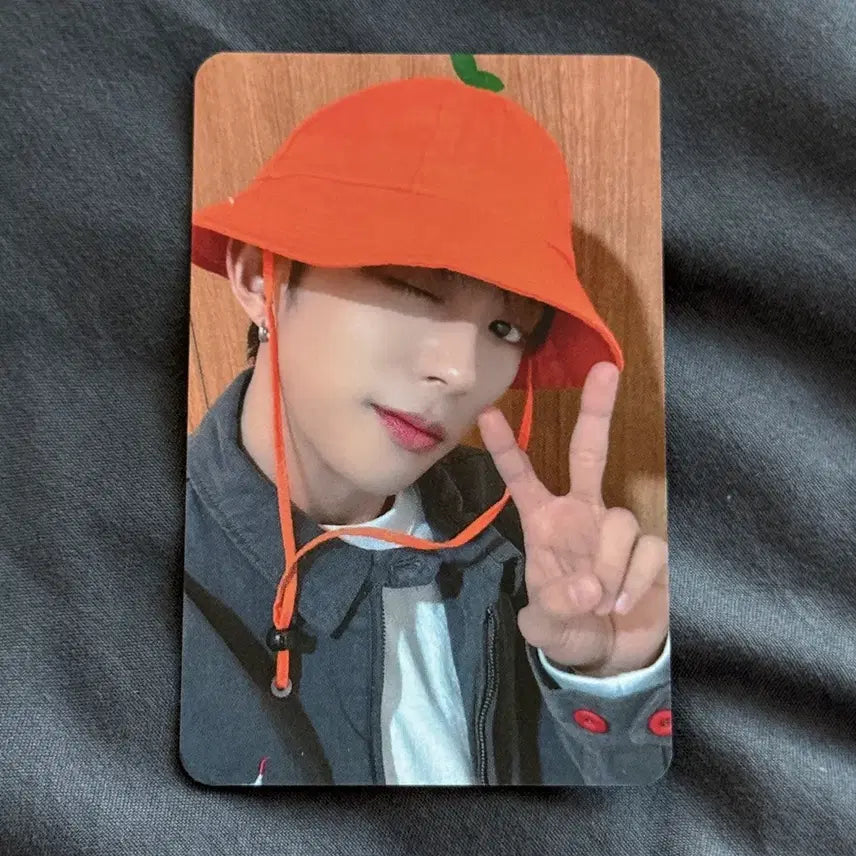 [BUNJANG] DKB D1 What The Hell Everline Lucky Draw Orange Hat POB Photocard / 다크비 디원 왓더헬 에버라인 럭드 귤모자 버전 미공포 특전 포카