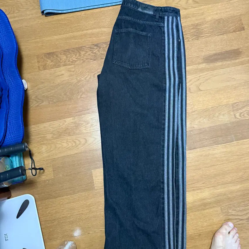 [BUNJANG] Adidas Adicolor Denim Firebird Pants / 아디다스 파이어버드 아디컬러 데님 펜츠 SS2026 W36