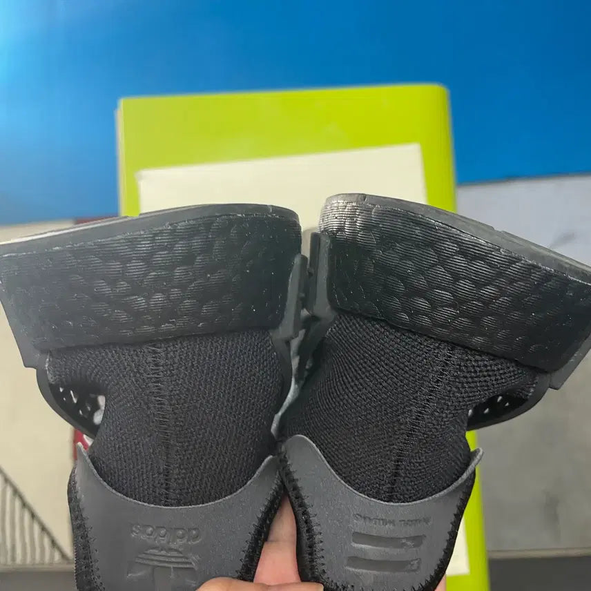 [BUNJANG] Adidas x Pharrell Williams Hu NMD Core Black Sneakers / 아디다스 x 퍼렐 윌리엄스 Hu NMD 코어 블랙 270mm