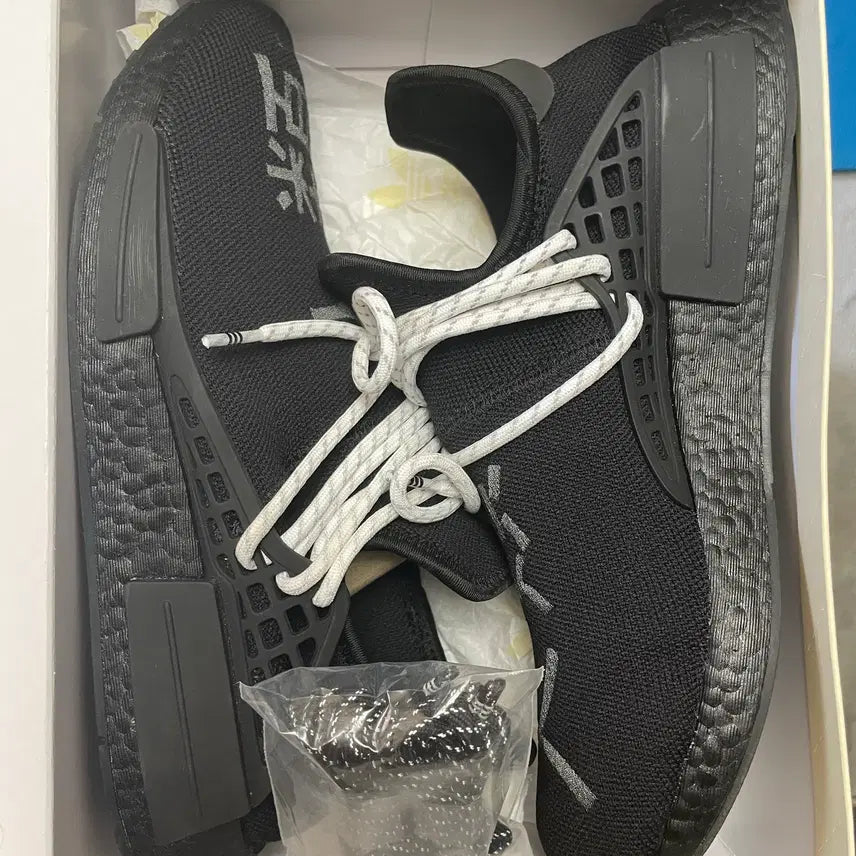 [BUNJANG] Adidas x Pharrell Williams Hu NMD Core Black Sneakers / 아디다스 x 퍼렐 윌리엄스 Hu NMD 코어 블랙 270mm