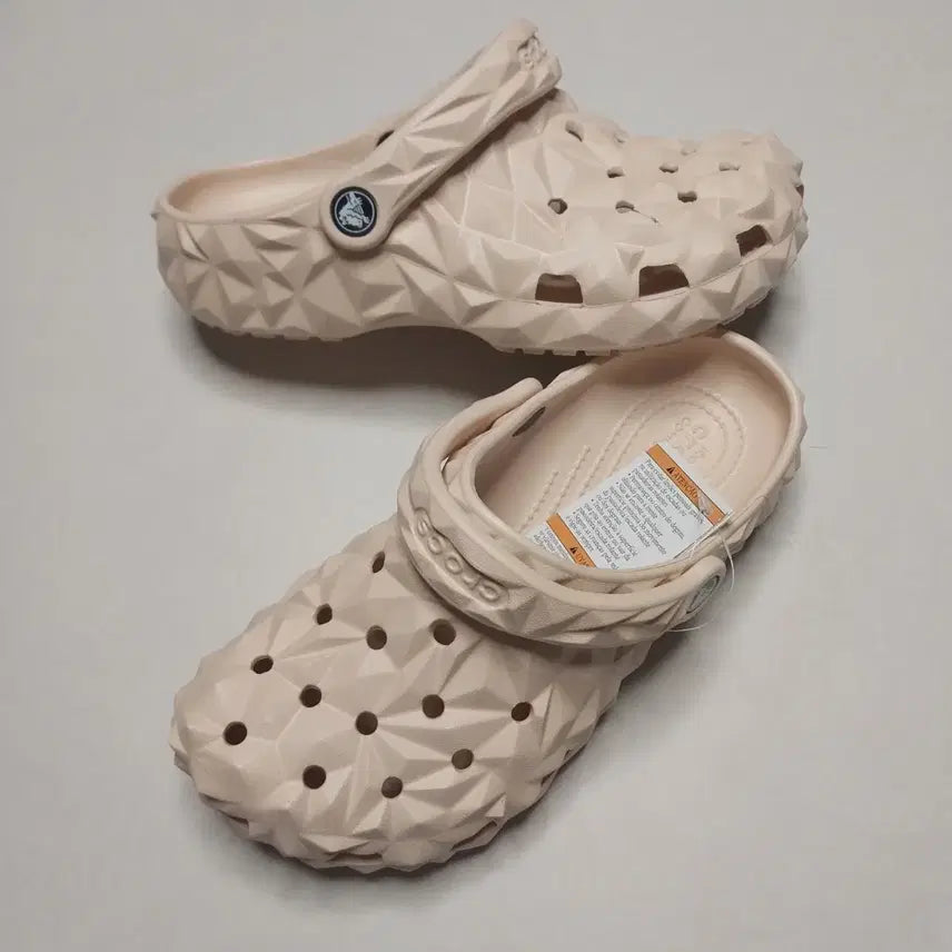 [BUNJANG] Crocs Geometric Cream Size 250 New / 크록스 지오메트릭 크림 250 새상품