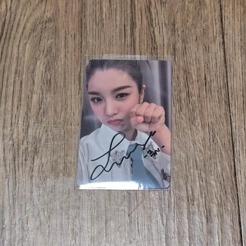 [BUNJANG] Woo!ah! Lucy Signed POB Photocard / 우아 루시 싸인 공방포카 양도