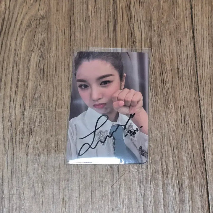 [BUNJANG] Woo!ah! Lucy Signed POB Photocard / 우아 루시 싸인 공방포카 양도