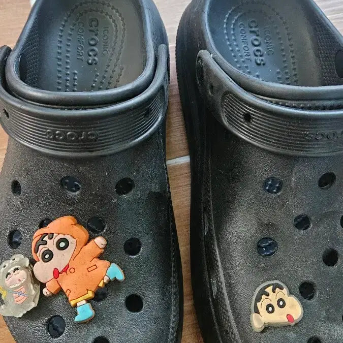 [BUNJANG] Crocs Black Slippers with Crayon Shin-chan Jibbitz / 크록스 검정 슬리퍼 + 짱구 지비츠