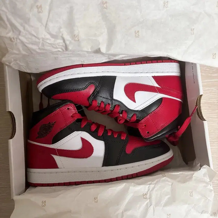 [BUNJANG] Nike Air Jordan 1 Mid Black and Gym Red Sneakers / 나이키 에어 조던1 미드 블랙 앤 짐레드