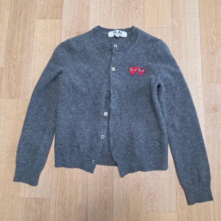 [SOLD OUT] 꼼데가르송 그레이 가디건 하트 와펜