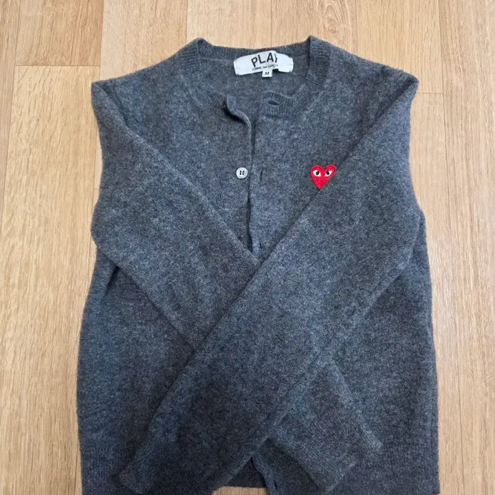 [SOLD OUT] 꼼데가르송 그레이 가디건 하트 와펜