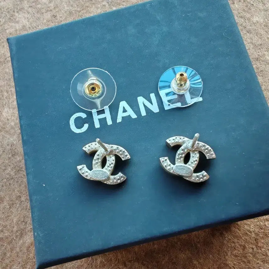 [BUNJANG] Chanel CC Logo Rhinestone Earrings Gold / 샤넬 귀걸이 CC 로고 라인스톤 골드