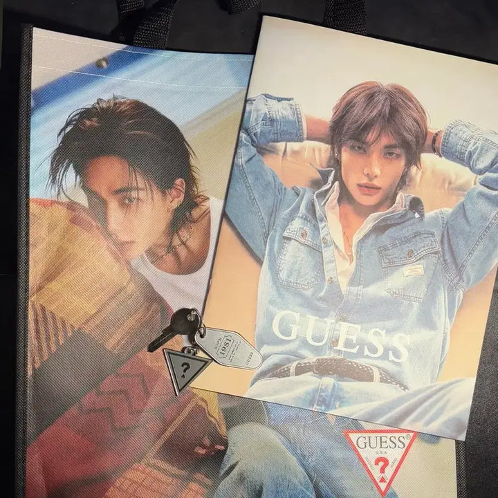 [SOLD OUT] 현진 게스 팝업 쇼핑백 키링 룩북 세트