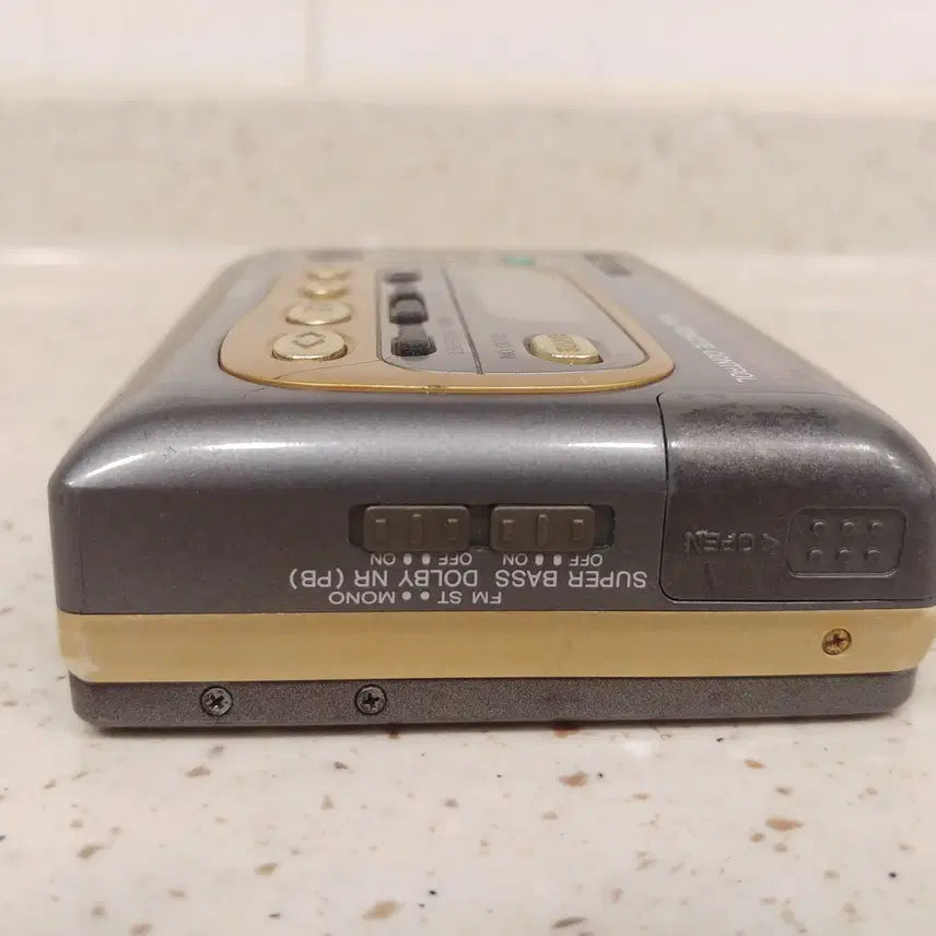 [BUNJANG] Aiwa HS-JX649G Cassette Player with Radio and Recorder / 아이와(HS-JX649G)-1 워크맨(카세트,라디오 레코더 플레이어)