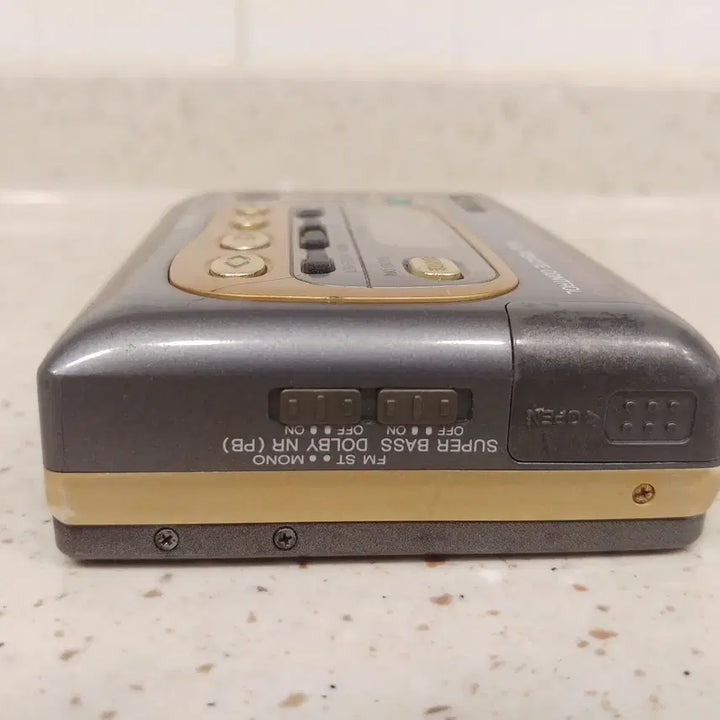 [BUNJANG] Aiwa HS-JX649G Cassette Player with Radio and Recorder / 아이와(HS-JX649G)-1 워크맨(카세트,라디오 레코더 플레이어)