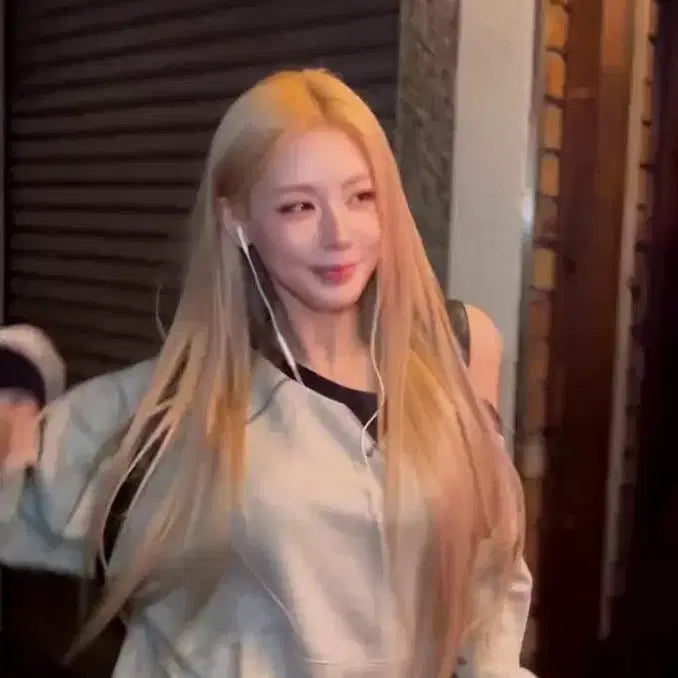 [BUNJANG] Ronron Off-Shoulder Sweatshirt / 론론 오프숄더 스웻셔츠 맨투맨 아이들 미연 착용