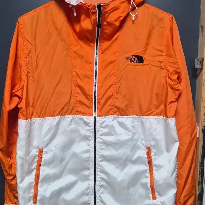 [BUNJANG] The North Face Orange/White Hooded Windbreaker Jacket (Size 95) / 95 노스페이스 오렌지/화이트 바람막이 후드 자켓