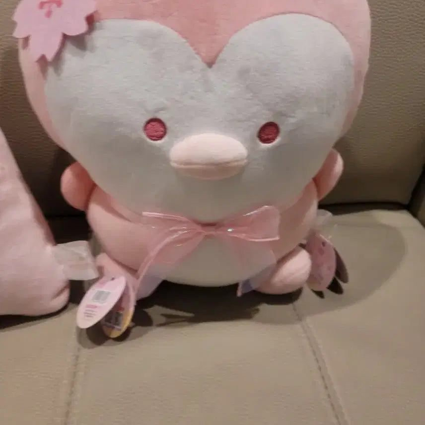 [BUNJANG] Tsuburana Hitomi Cherry Blossom Penguin Plush Doll / 츠부라나 히토미 벚꽃 펭귄 인형