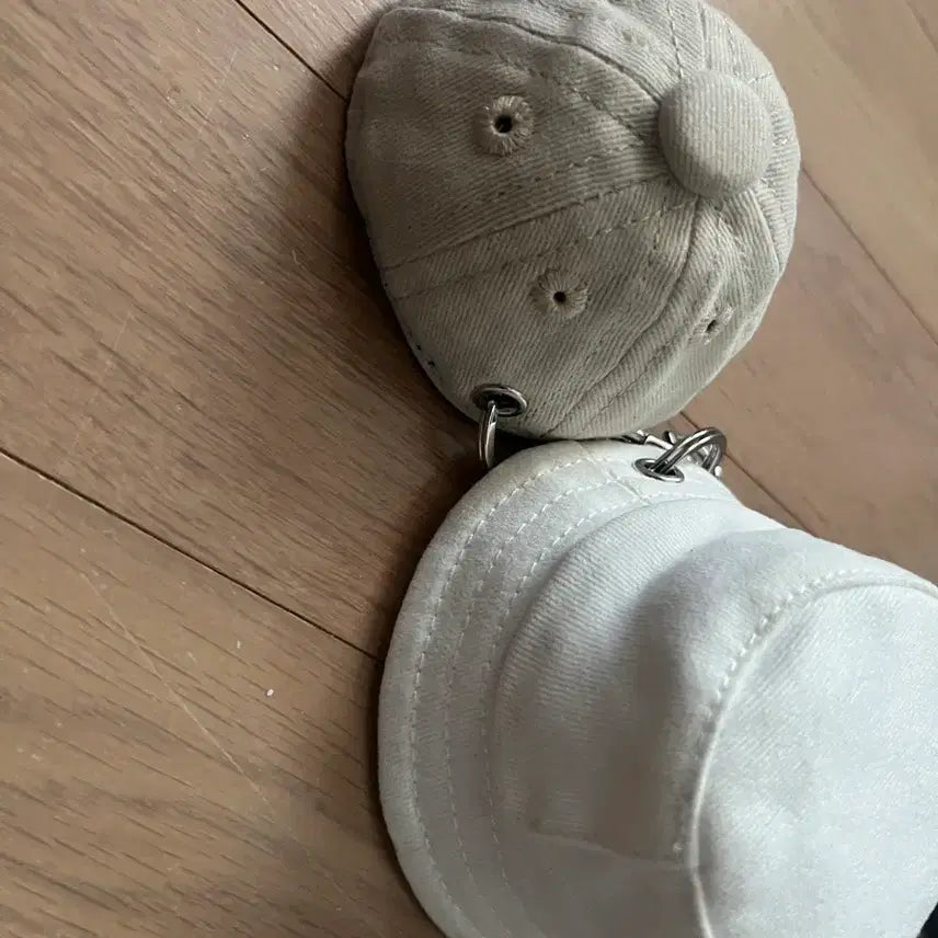 [BUNJANG] IU UAENA Ball Cap &amp; Bucket Hat Keyring Set / 유애나 볼캡 / 버킷햇 키링 세트