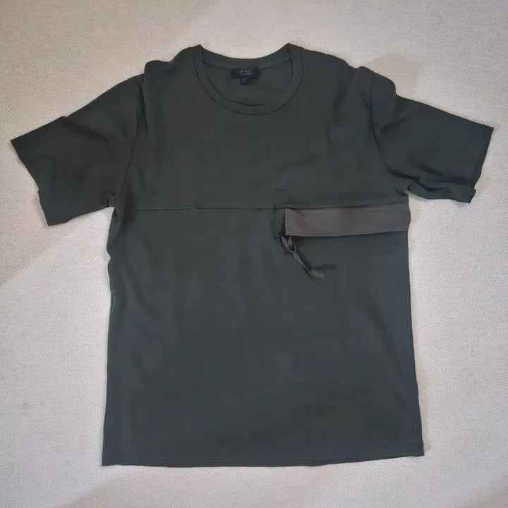 [BUNJANG] COS Zipper Pocket T-shirt Deep Khaki / 코스(COS) 지퍼포켓 티셔츠 딥카키