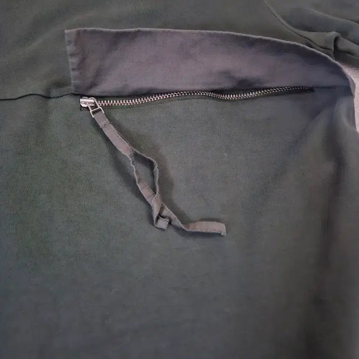[BUNJANG] COS Zipper Pocket T-shirt Deep Khaki / 코스(COS) 지퍼포켓 티셔츠 딥카키