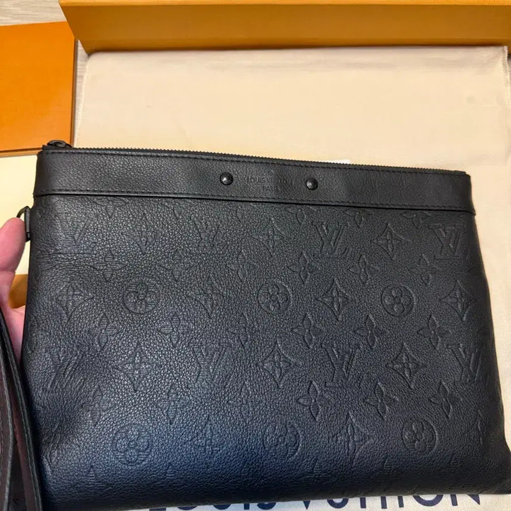 [BUNJANG] Louis Vuitton Pochette To Go Embossed Monogram Shadow Bag / {소정네고가능} 루이비통 포쉐트 투고 엠보스드 모노그램 섀도우
