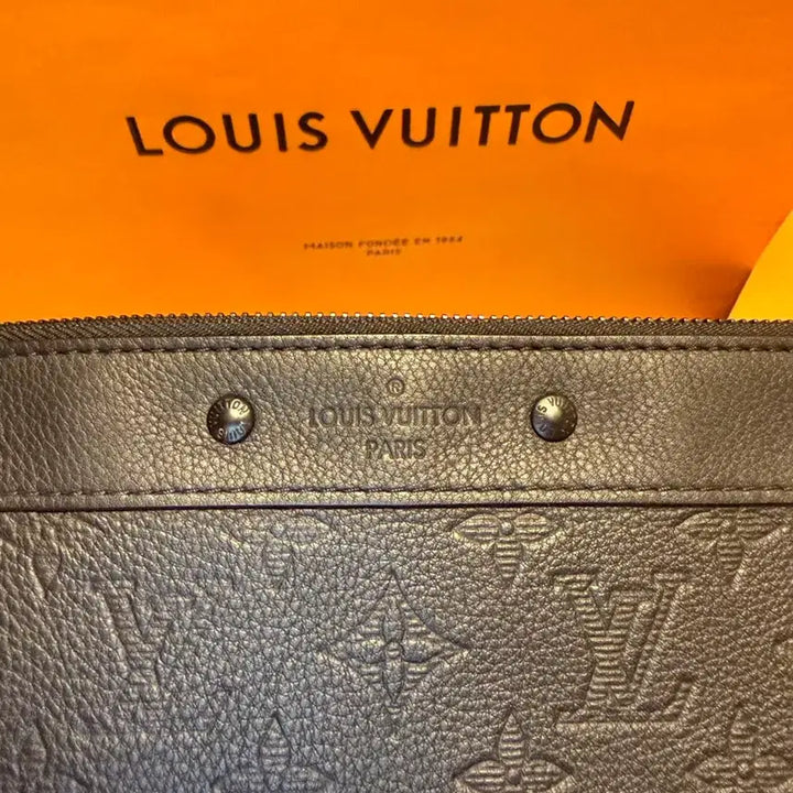 [BUNJANG] Louis Vuitton Pochette To Go Embossed Monogram Shadow Bag / {소정네고가능} 루이비통 포쉐트 투고 엠보스드 모노그램 섀도우