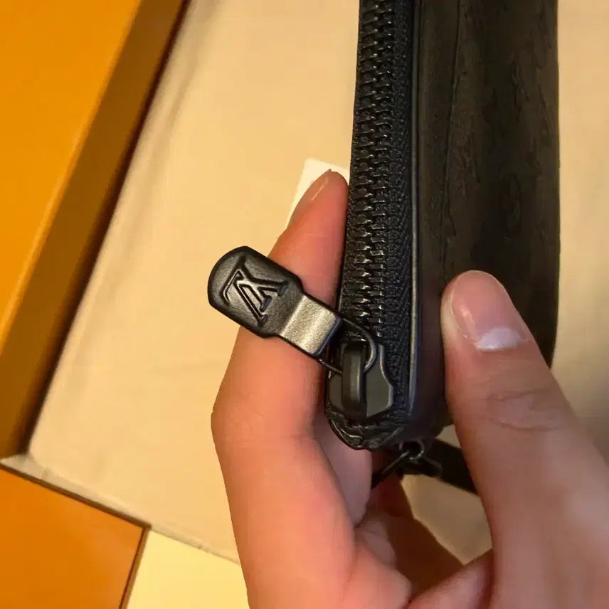 [BUNJANG] Louis Vuitton Pochette To Go Embossed Monogram Shadow Bag / {소정네고가능} 루이비통 포쉐트 투고 엠보스드 모노그램 섀도우